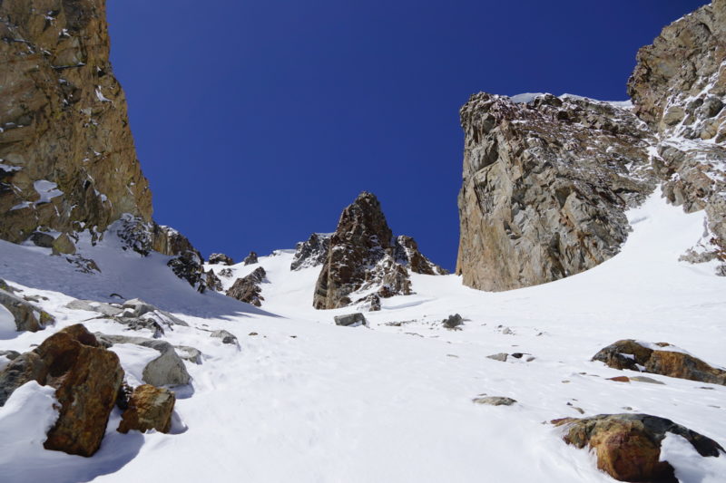 Small cornice + Remnants of an old crown. Looked to be prior to the most recent snow cycle due to depth + lack of any slide path