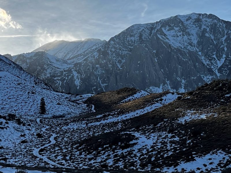 Snow plumes off the summit ridge of Bloody Mountain from Tobacco Flat Rd.