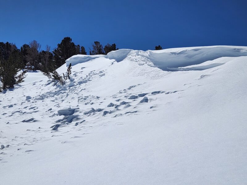 Recent natural cornice-triggered avalanche